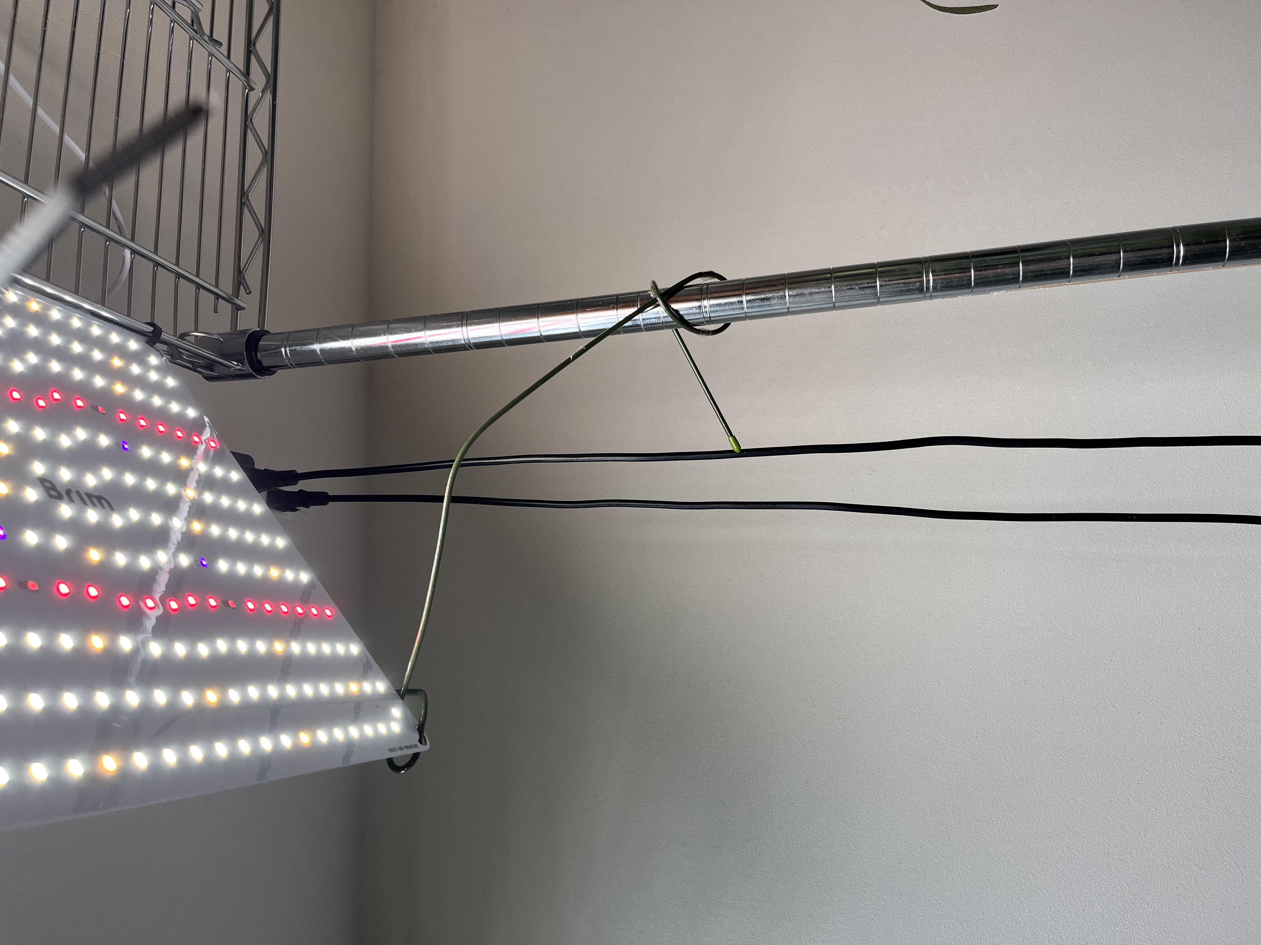 針金で角度調整するBRIM PANEL A