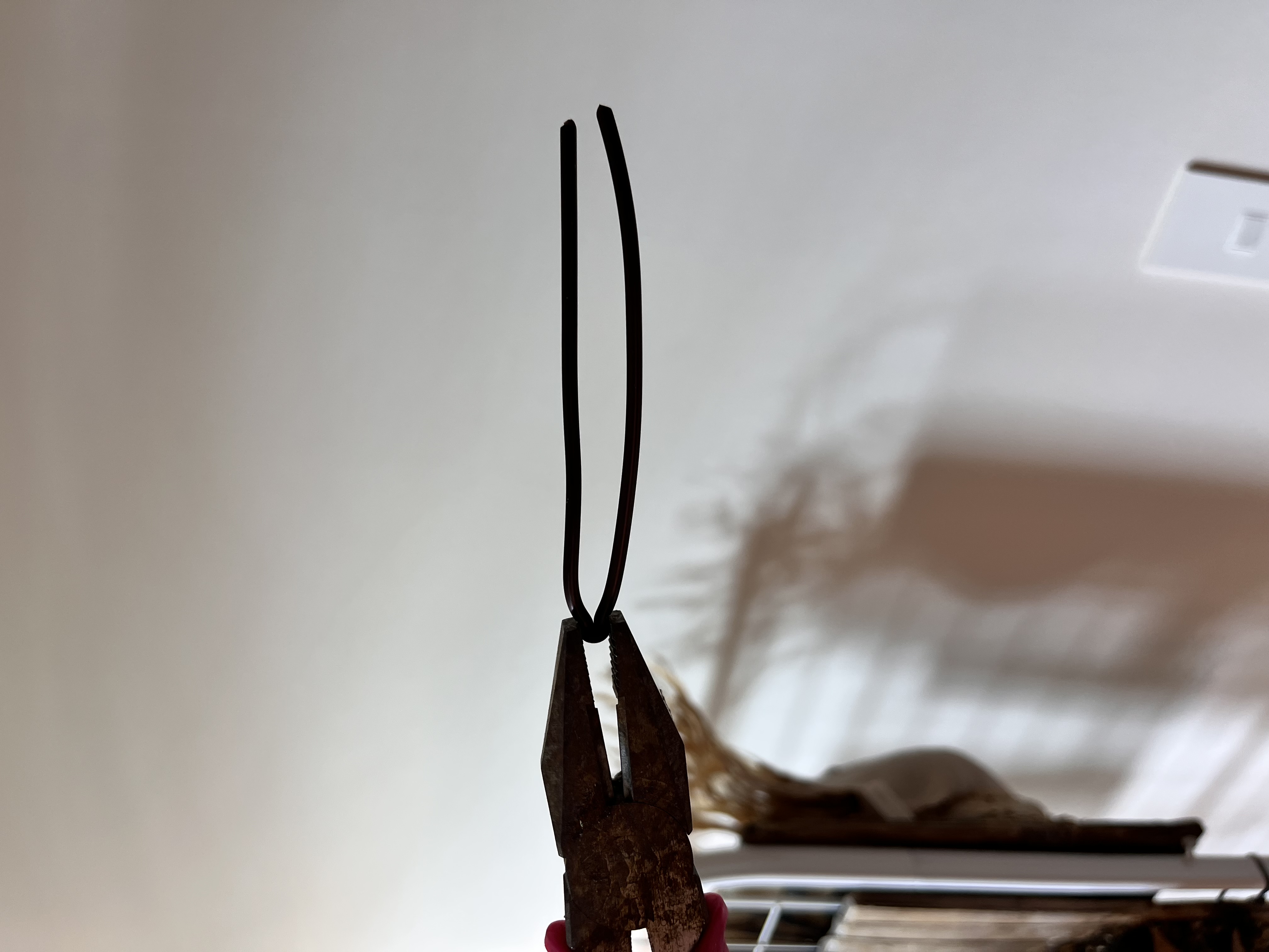 ペンチで二つ折りにする