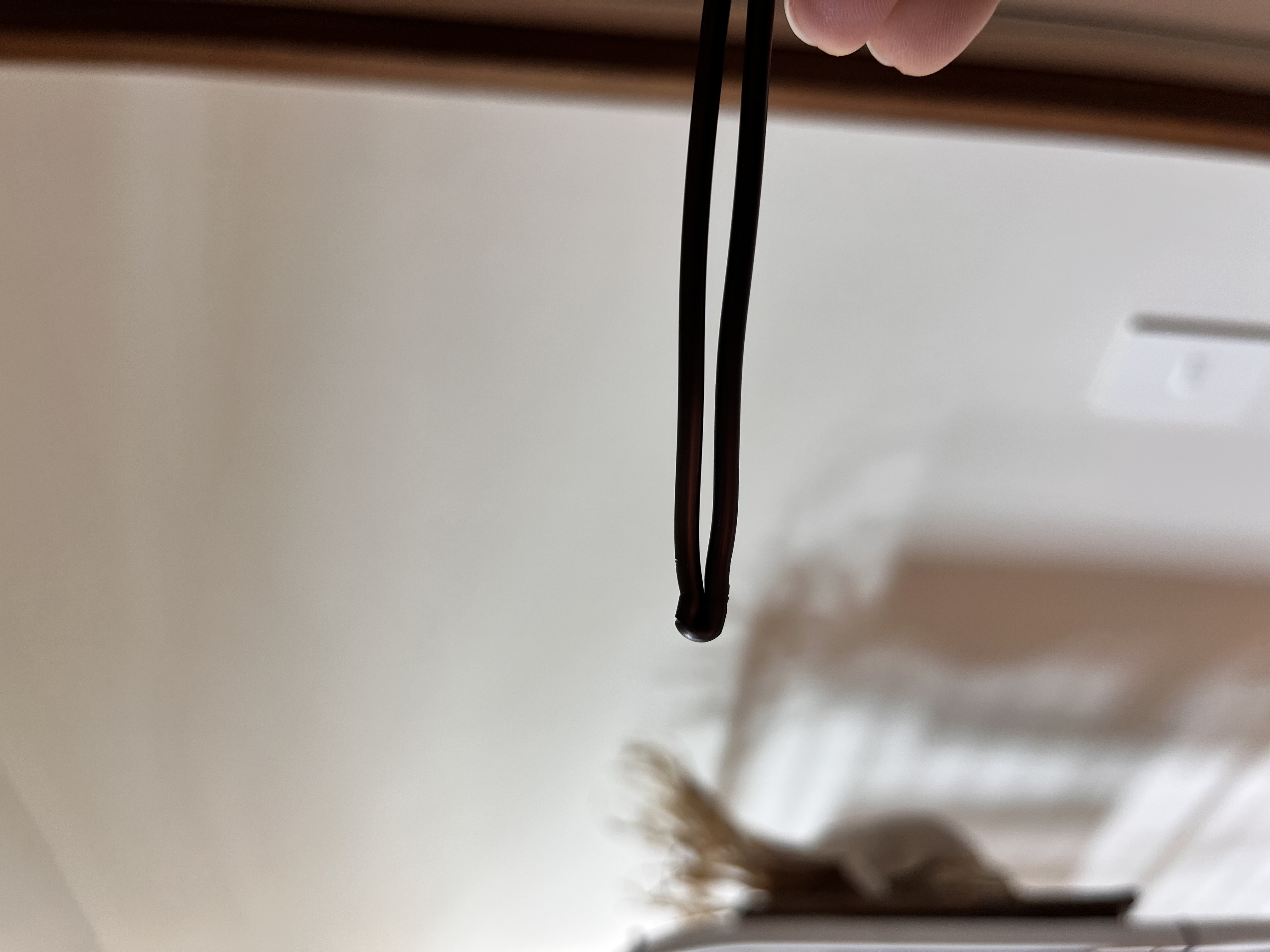 先端をペンチで潰す